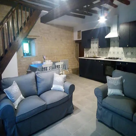 Rustic 2-bed Near Sleeps 4 *