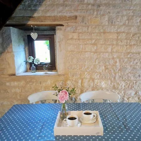 Prázdninový dům Rustic 2-bed Near Sleeps 4