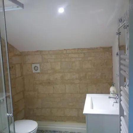 Rustic 2-bed Near Sleeps 4 *