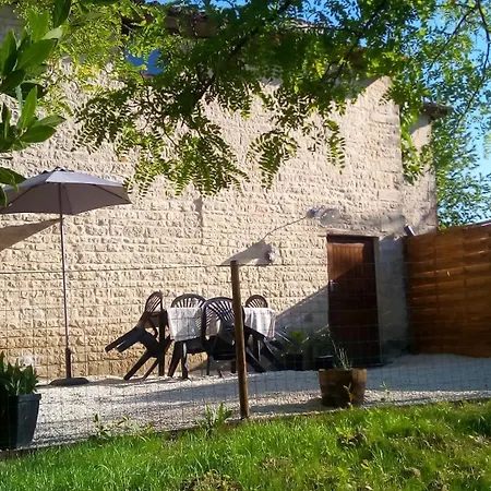 Rustic 2-bed Near Sleeps 4